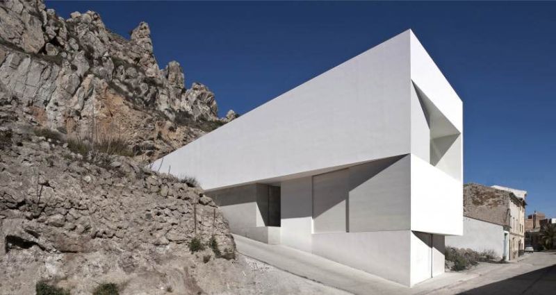 House on mountainside / Fran Silvestre Arquitectos
