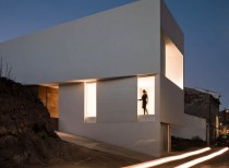 House on mountainside / fran silvestre arquitectos
