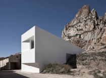House on mountainside / fran silvestre arquitectos