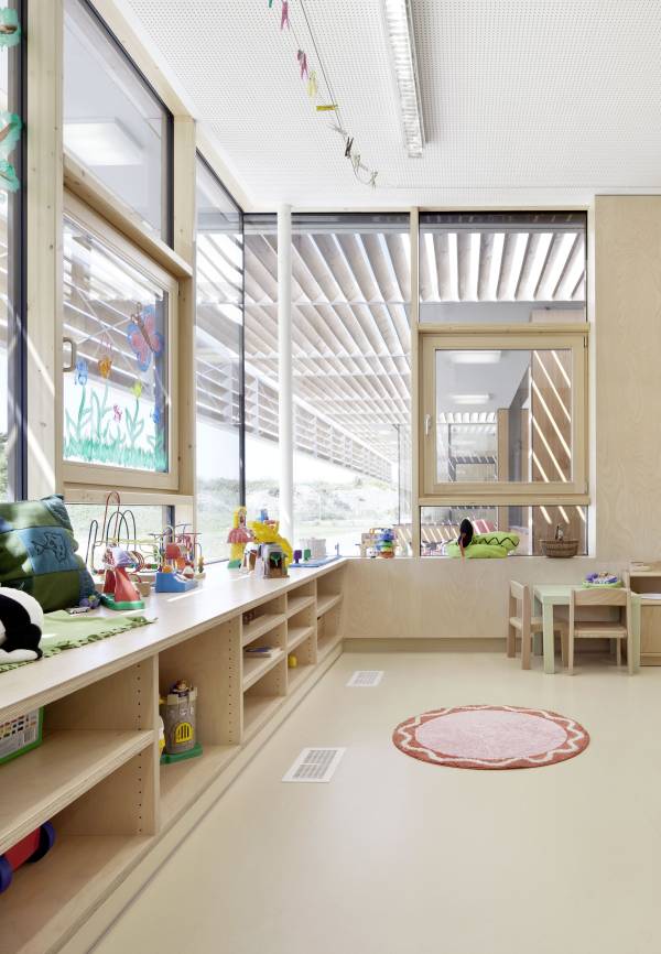 Kindergarten, neufeld an der leitha / solid architecture