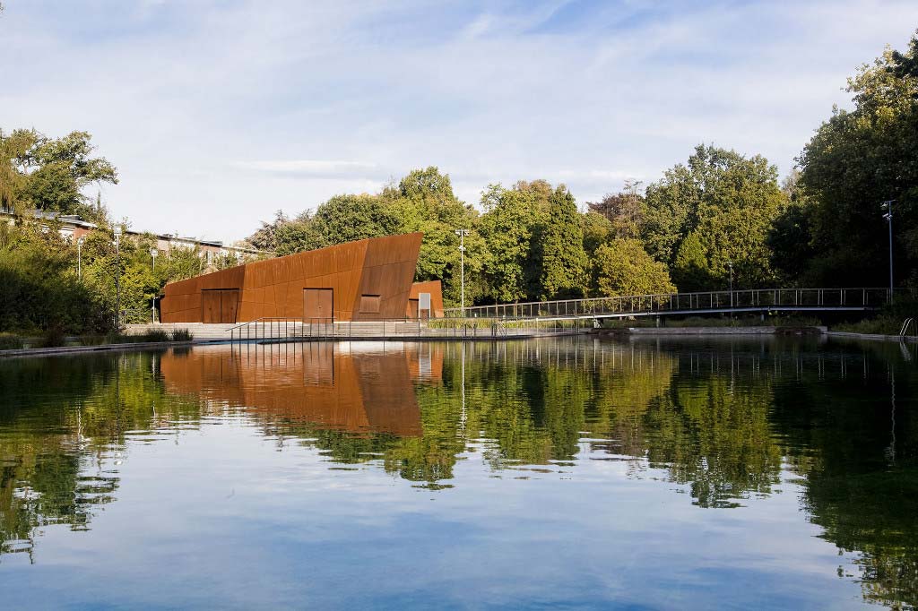 Outdoor swimming facilities of boekenberg park / omgeving