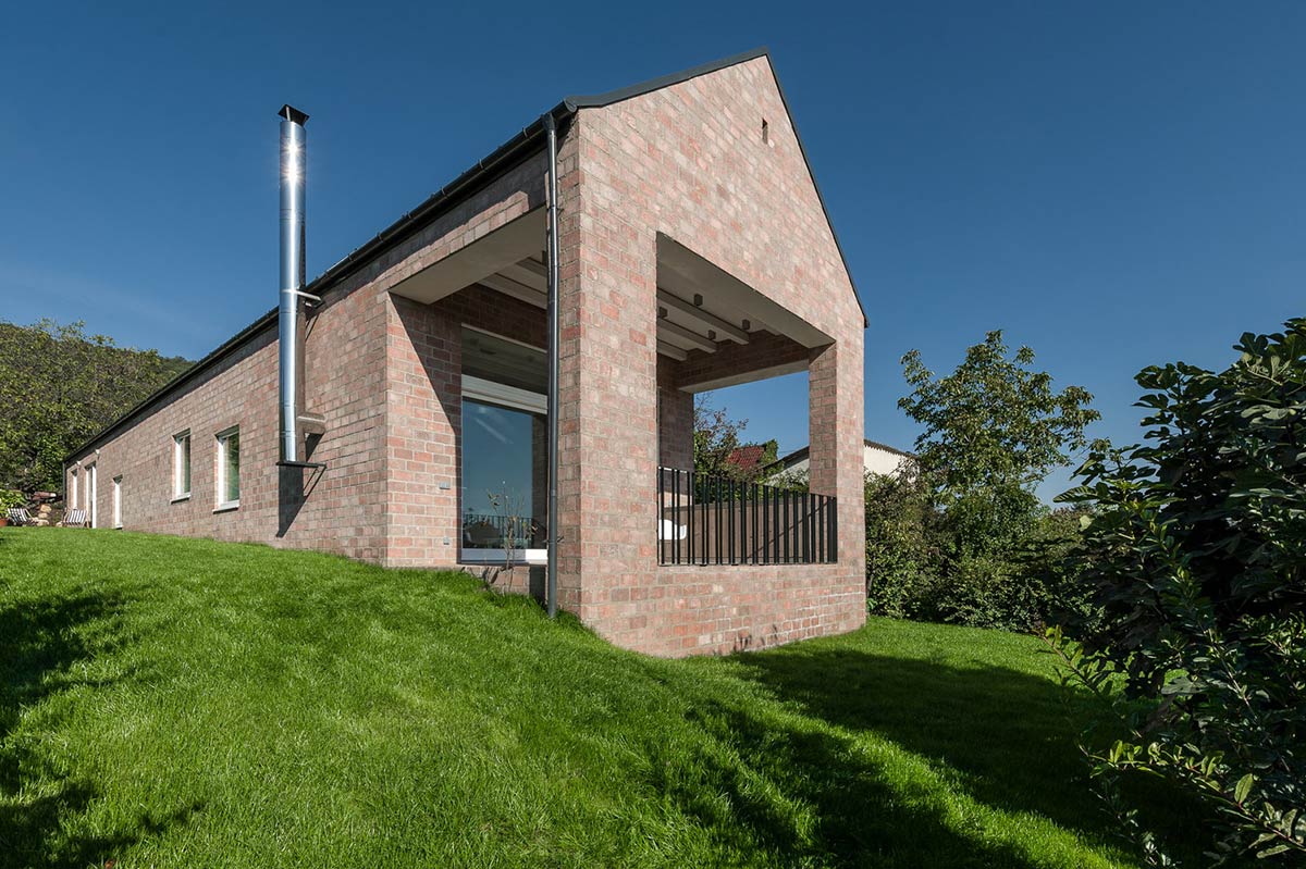 The Long Brick House / Foldes Architects