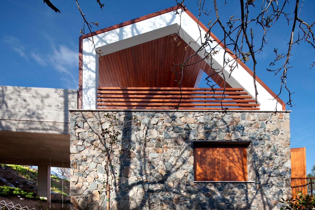 House with a wooden skin / varda studio