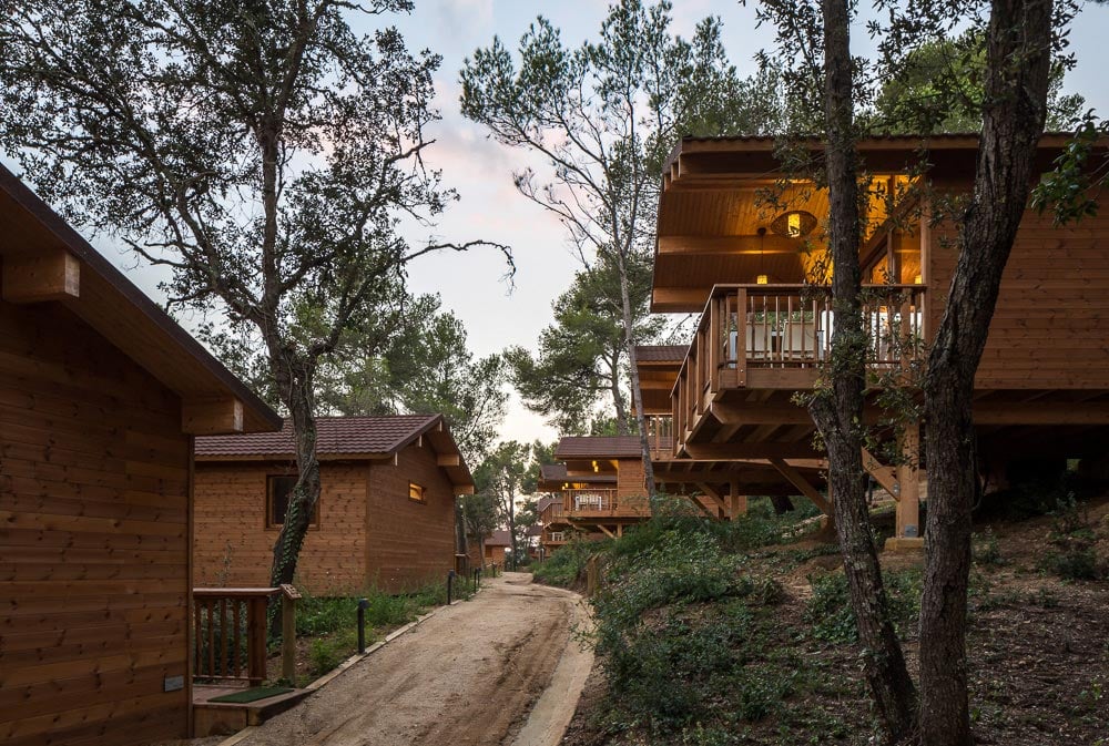 Wooden houses in cadiretes forest, spain / dosarquitectes