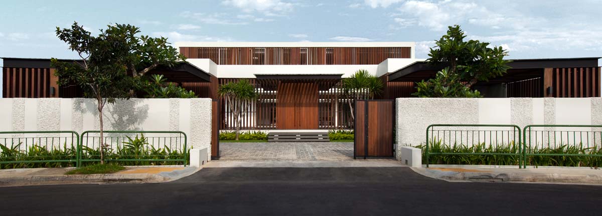 Enclosed open house / wallflower architecture + design