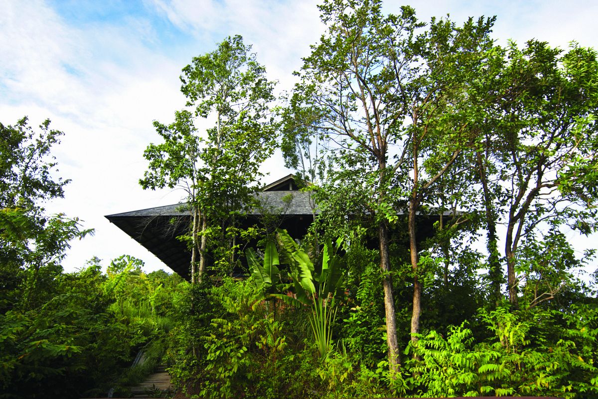 Reclaimed telegraph poles house, malaysia / whbc architects