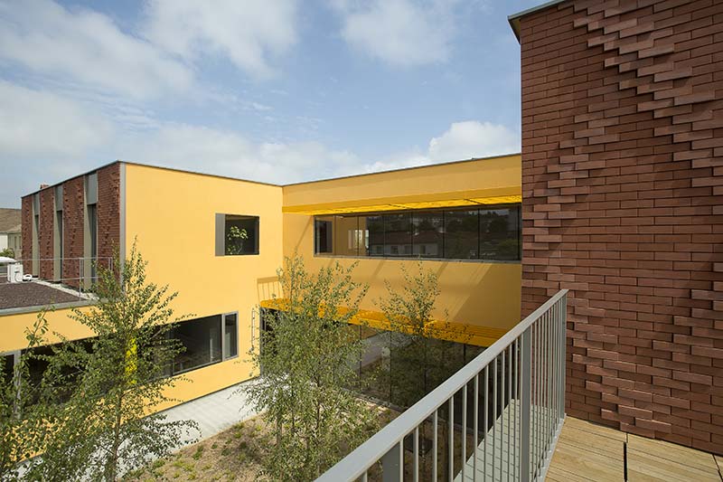 House for solidarity in beauvais, france / ellenamehl architects
