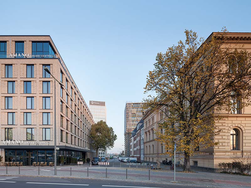 Two hotels at hauptbahnhof, berlin–mitte / nps tchoban voss