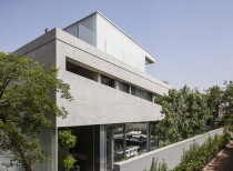A concrete cut / pitsou kedem architects