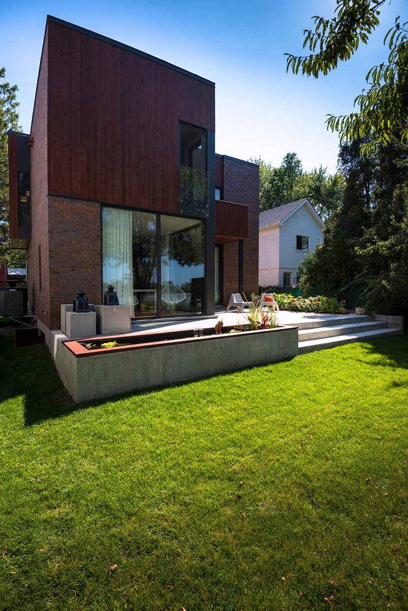 A house, a river or, building small / anik péloquin architecte
