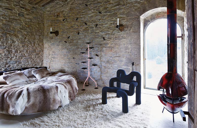 A Minimalist Architect’s Surprisingly Vibrant Tuscan Home