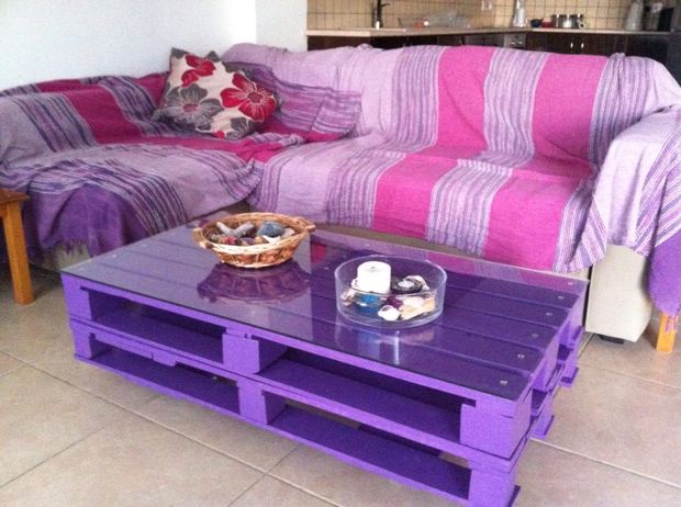 3- simple colorful wooden pallet coffee table on wheels