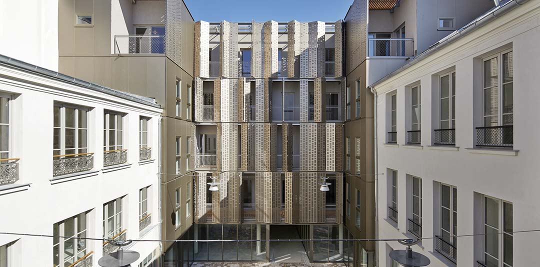 Social-housing units, offices and shops in Le Marais area, Paris / Atelier du Pont