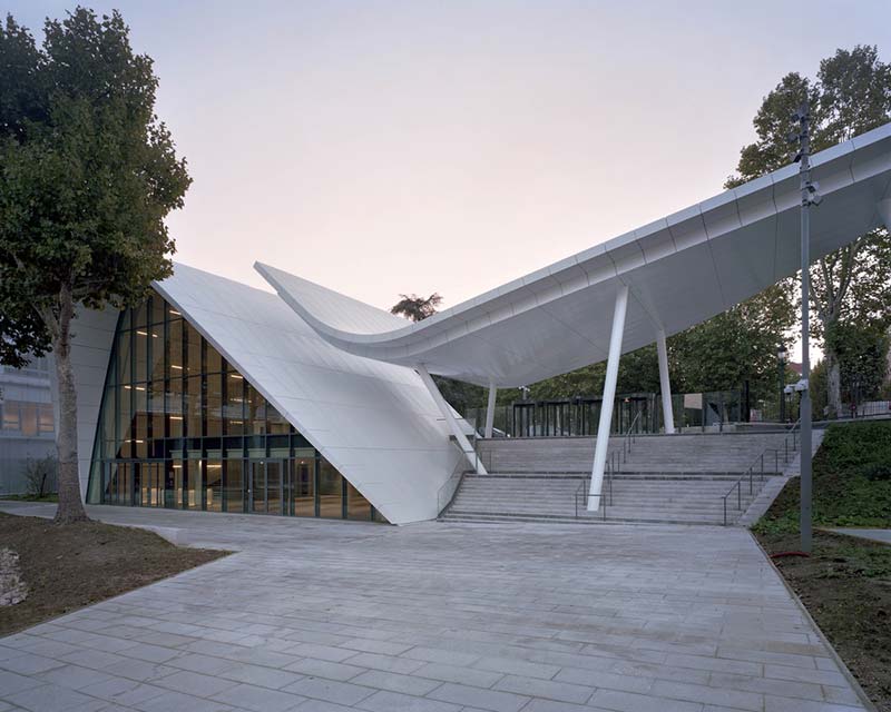 Evergreen campus reception pavilion / arte charpentier architectes