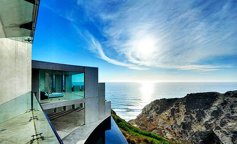 The razor house: advanced design on the cliffside