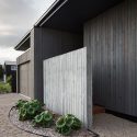 House under eaves / mrtn architects
