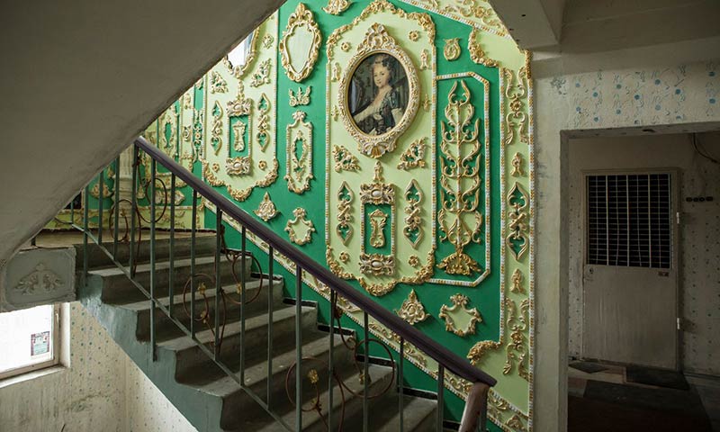 Kiev pensioner turns scruffy stairwell into a gilded palace