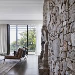 Meakins road residence / b. E architecture