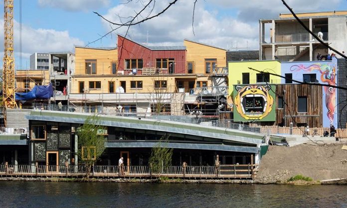 A a cooperative founded by Bar25 regulars leases the land for the Holzmarkt development