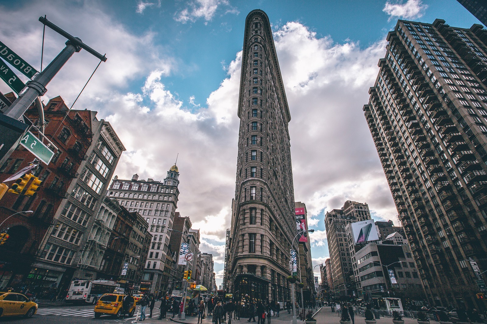 239821 new york city flatiron building cityscape taxi clouds