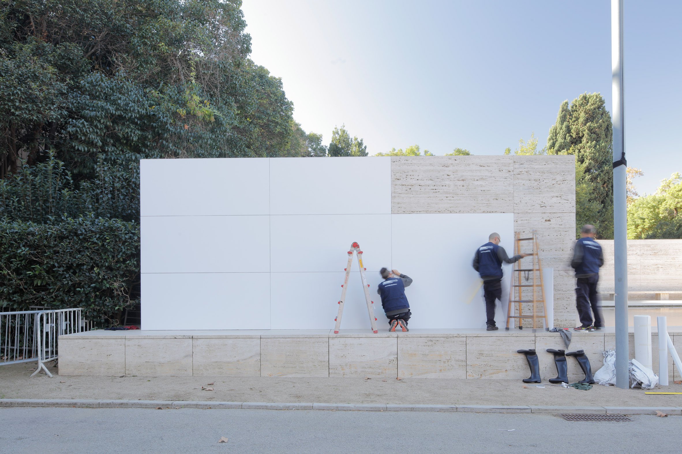 Legendary marble walls whitened temporarily in mies van der rohes barcelona pavilion 5