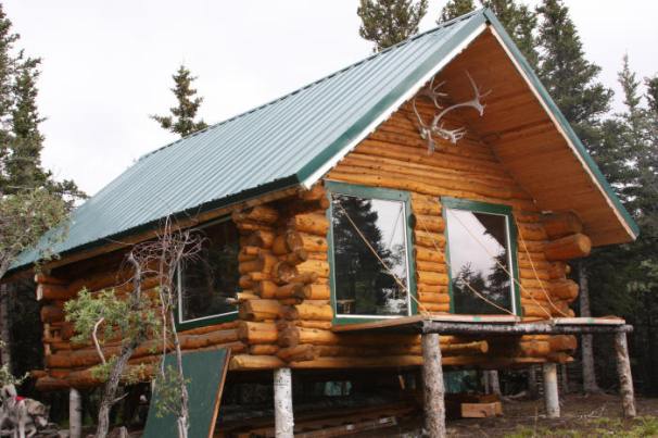 Alaskan round log cabin