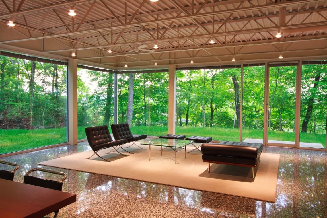 Glass house in tennessee inspired by mies