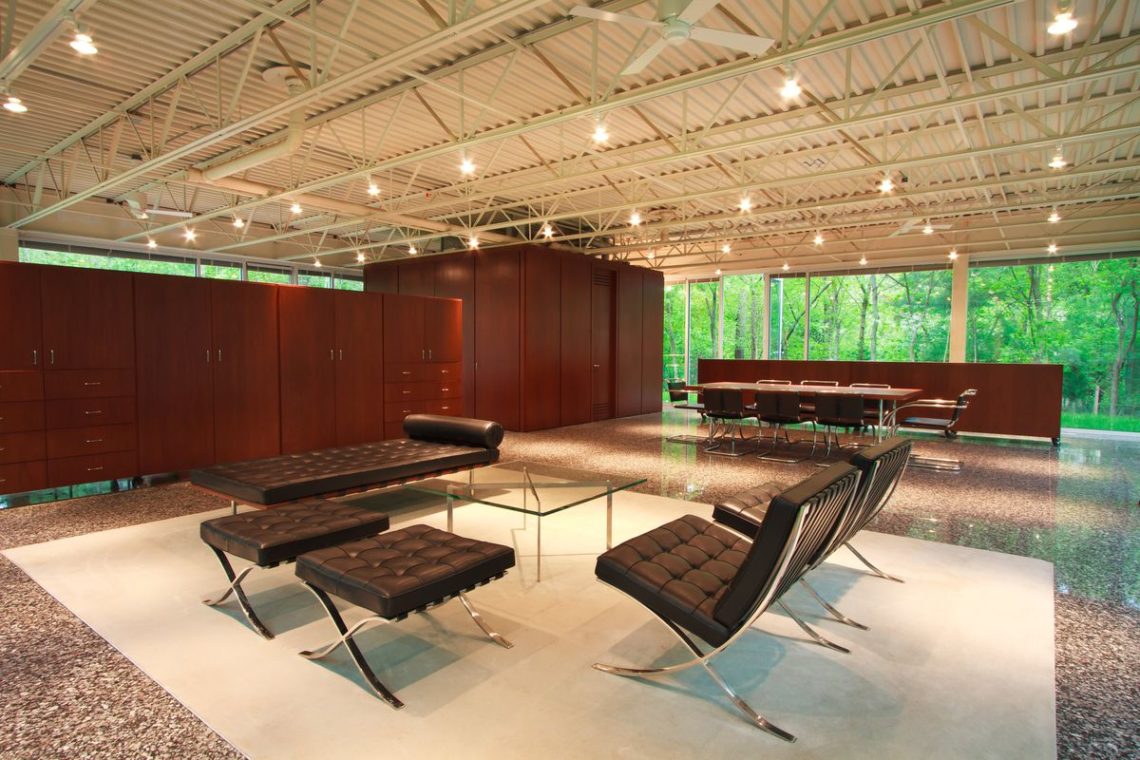 Glass house in tennessee inspired by mies