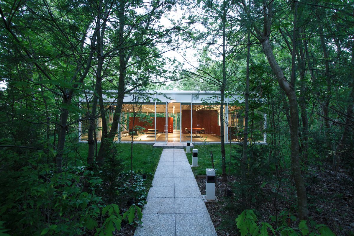 Glass house in tennessee inspired by mies 3