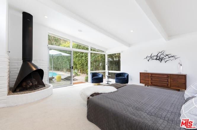 29 Mid-Century Homes – Exterior And Interior Examples &Amp; Ideas 282 Mid-century house in encino hills