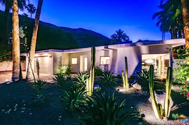 29 Mid-Century Homes – Exterior And Interior Examples &Amp; Ideas 358 Mid-century house with infinity pool