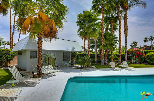 29 Mid-Century Homes – Exterior And Interior Examples &Amp; Ideas 305 Mid-century house with manicured grounds
