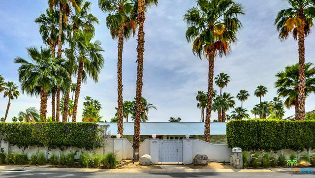 29 Mid-Century Homes – Exterior And Interior Examples &Amp; Ideas 306 Mid-century house with manicured grounds