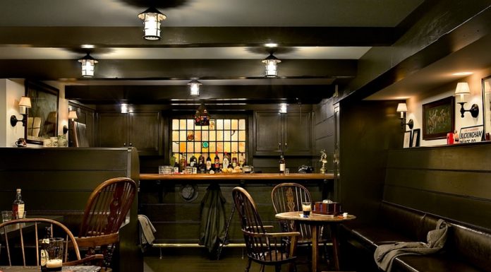 UK Pub inspired basement bar in posh New-York home