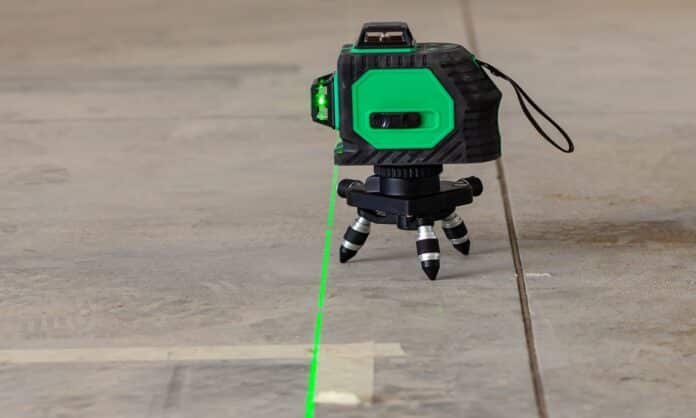 Laser level measuring tool for the installation of an aluminum structure for fixing plasterboard panels.