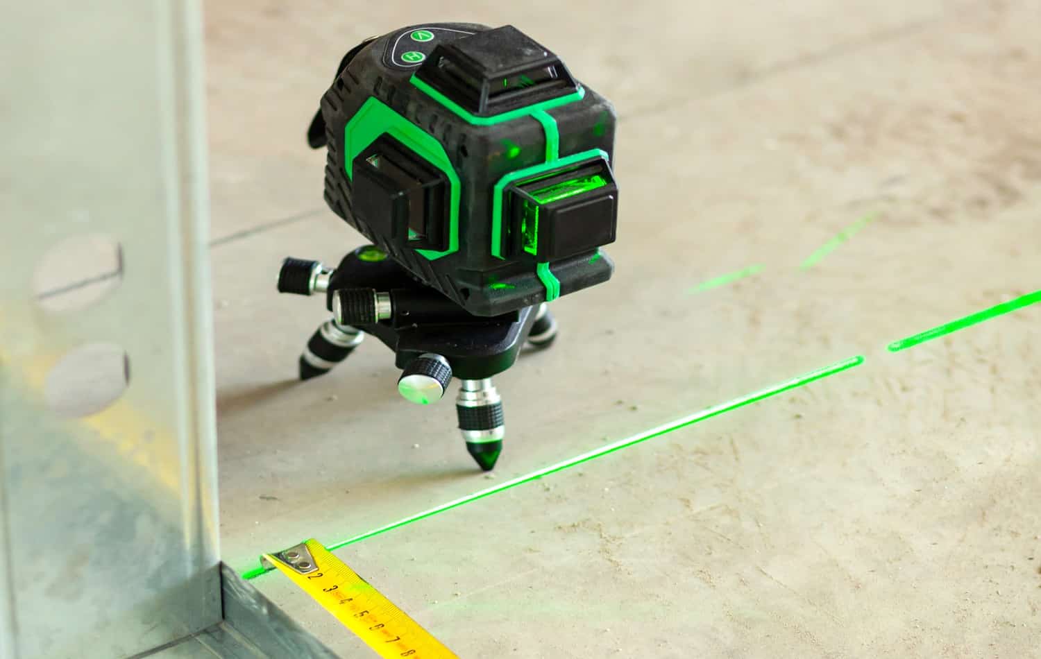 Laser level measuring tool for the installation of an aluminum structure for fixing plasterboard panels.