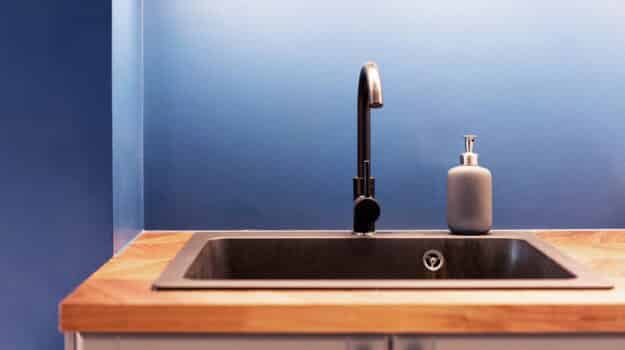 How to install an undermount sink in a wooden countertop 02