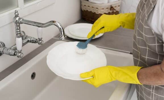 How to wash dishes in a farmhouse sink 03