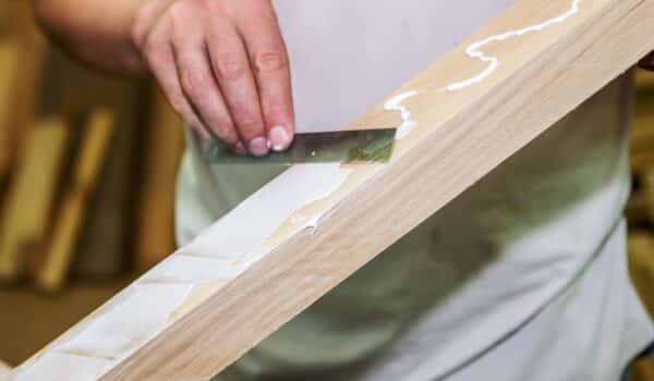 Apply the best wood glue on a wooden surface