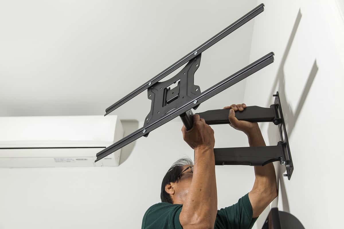 Installing mount tv on the wall at home. Best tv wall mounts.
