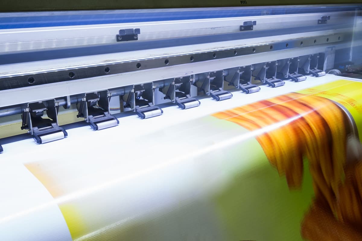 Format large inkjet printer working on yellow vinyl banner. Difference: screen printing vs heat press transfer.