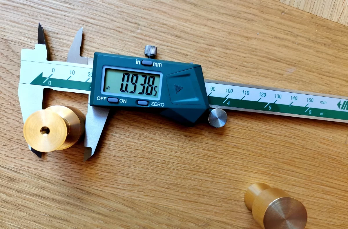 Digital caliper measuring knobs