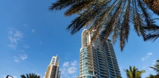 Sunny isles beach, miami florida, usa - march 24, 2021: chateau beach residence building, low angle. Una residences brickell.