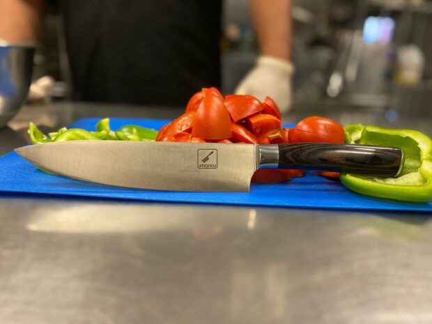 Imarku knife chopping bell pepper