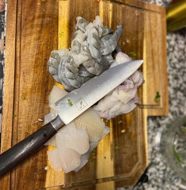 برش میگو و ماهی قزل آلا با چاقوی ایمارکو