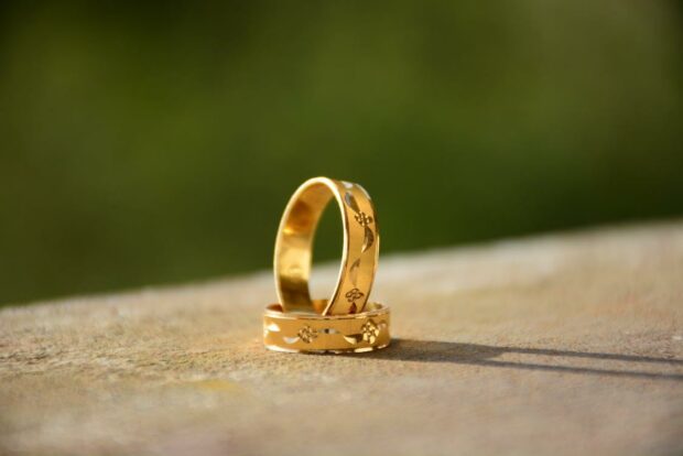 Couple gold ring with engraved design