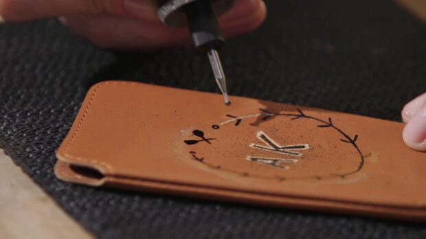 Engraving cellphone leather case