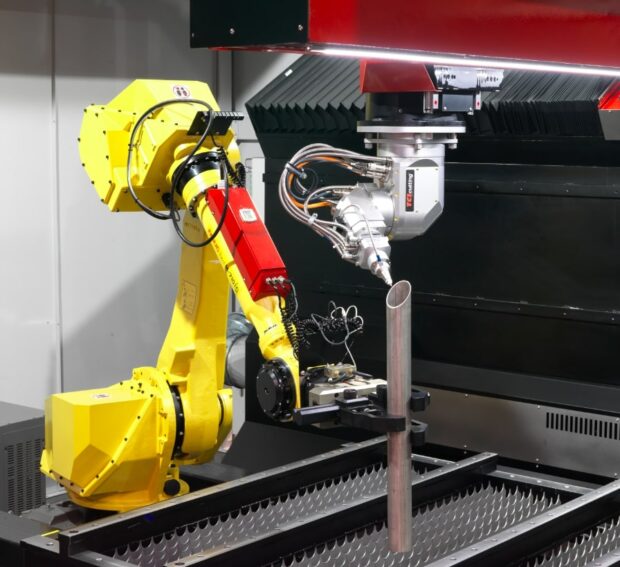 Robot-assisted cutting machine on a tube metal