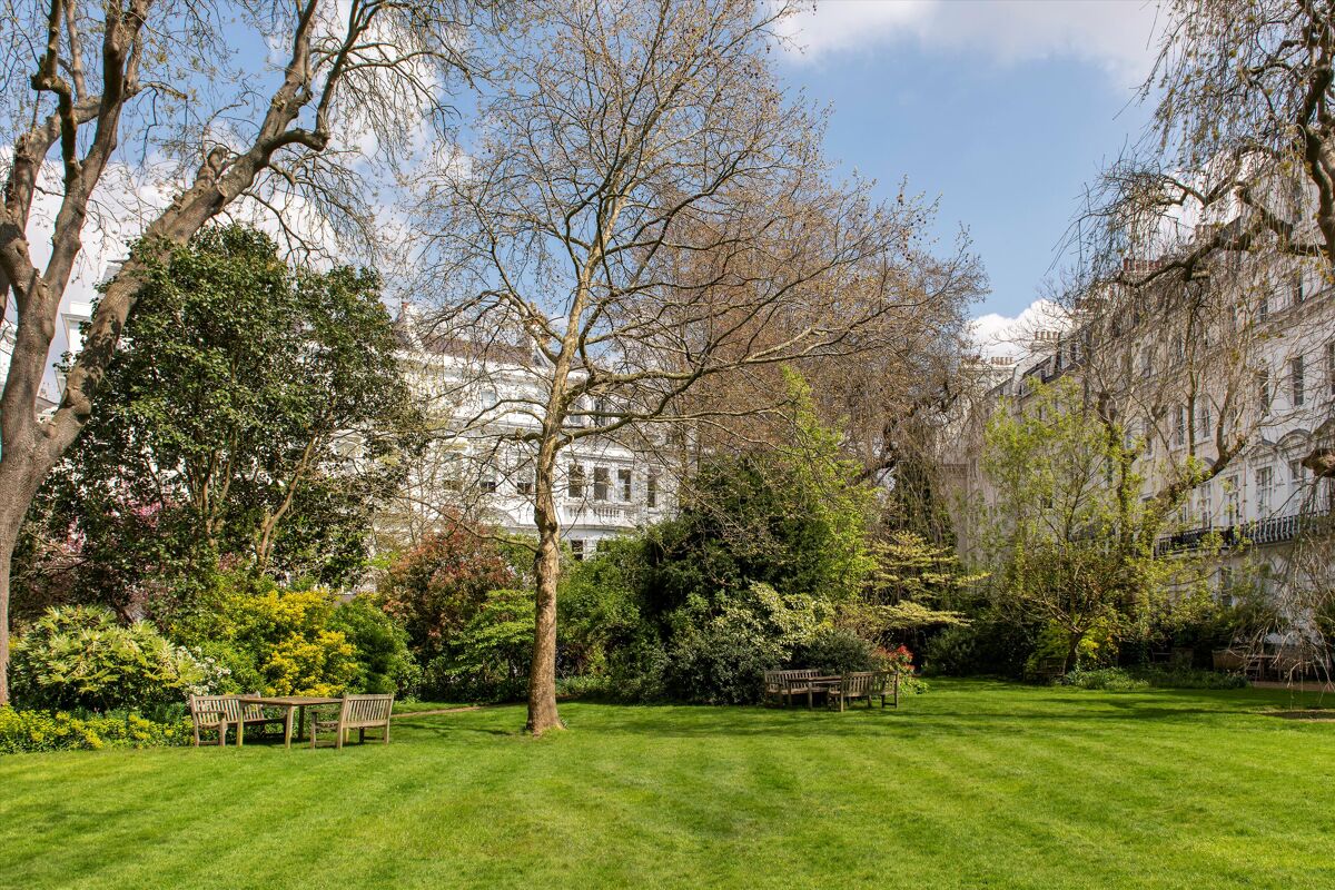 6. Flat in londons kensington park gardens