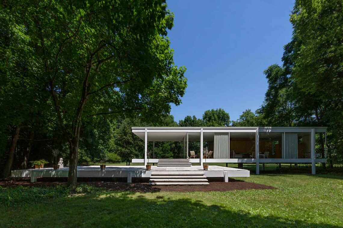 Bauhaus architecture: farnsworth house in chicago, usa - designed by ludwig mies van der rohe, built from 1945 to 1951. - © william zbaren
